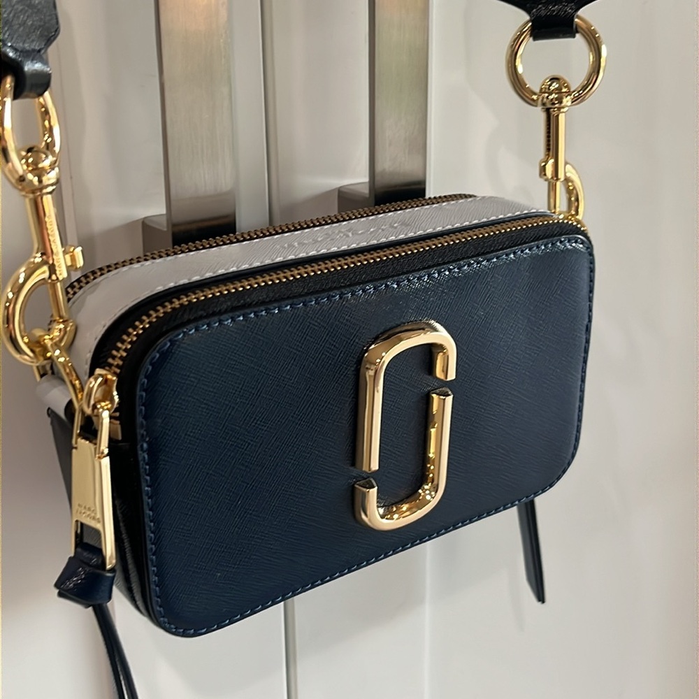 🔥🔥Marc Jacobs Snapshot Blue Crossbody/Camera Bag (Like New)
Paid $350🔥🔥